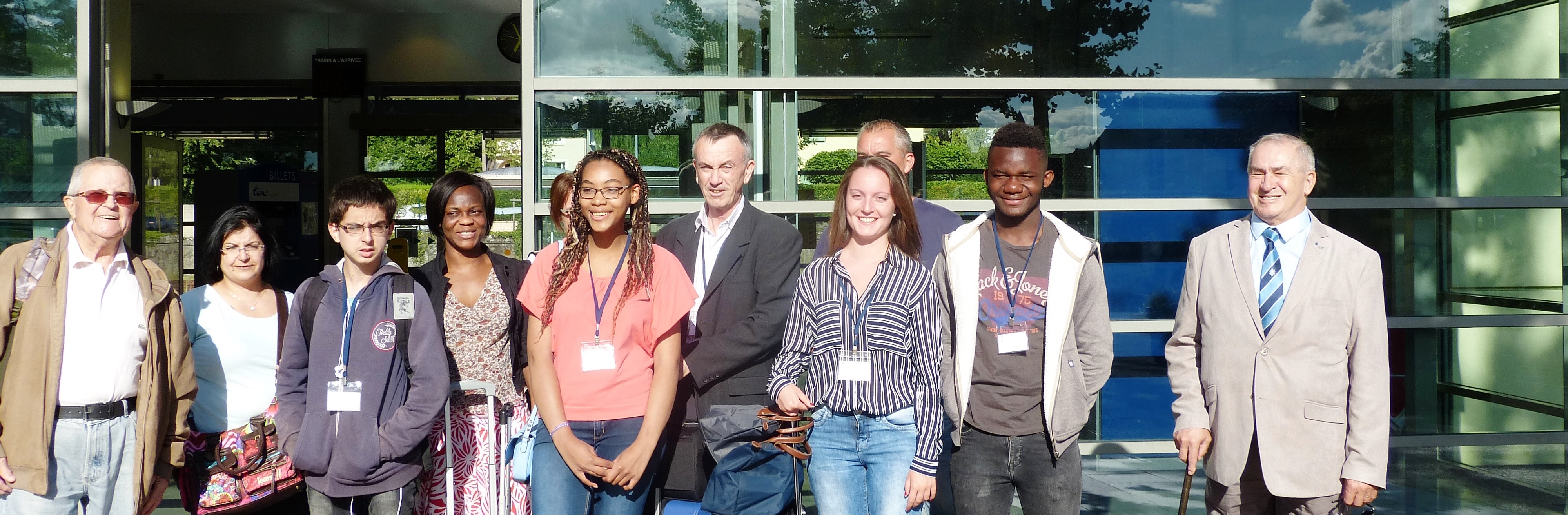 les ambassadeurs, leurs familles, Mrs BOUHOURS et CHOMA ainsi que le Colonel Jean-Claude BAURENS, Président de l'ANOCR du Gers.