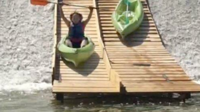 Les canoës de Beaucaire inaugurent la glissière de Mouliéron
