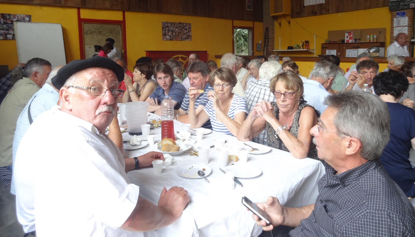 On se serrera une fois de plus autour des tables 