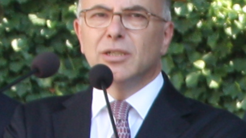 Bernard CAZENEUVE  Ministre de l’Intérieur félicite les sapeurs pompiers