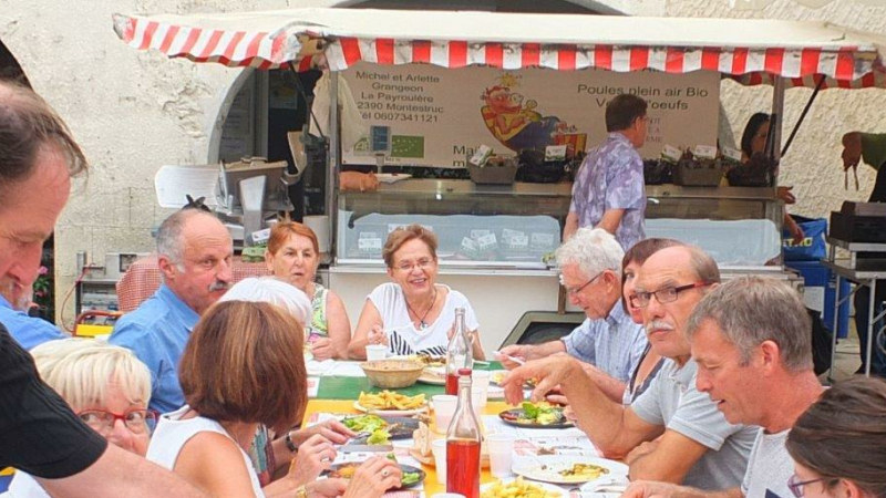Soirée bio sur la place de l'hôtel de ville de Valence sur Baïse