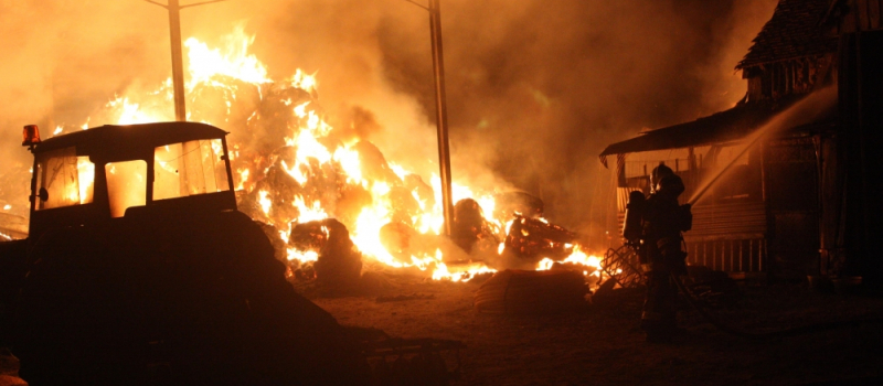 Un hangar en feu dans le village d'Esclassan-Labastide