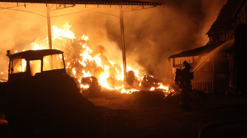 Un hangar en feu dans le village d'Esclassan-Labastide