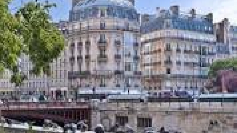 Une voiture chargée de bombonnes de gaz à Paris