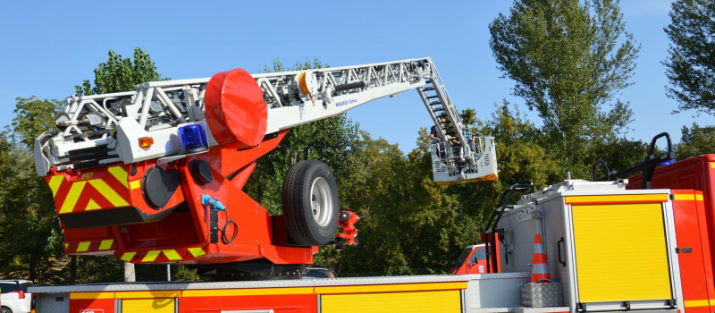 Une grande echelle arrive au centre de secours