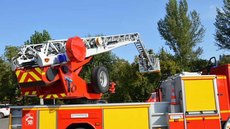 Une grande echelle arrive au centre de secours