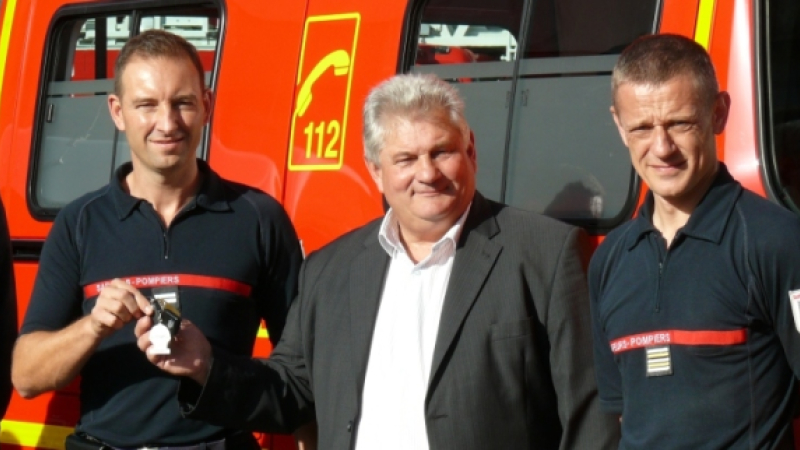 Remise des clés d'un véhicule de secours et d’assistance aux victimes (VSAV) au Centre de secours d'Auch 