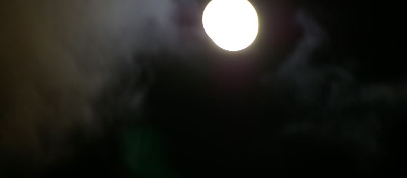 La luminosité de la lune éclairait la nuit 