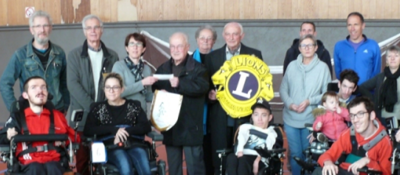 Le Lions Club de Mirande offre un chèque de 1 000 euros aux Twisters