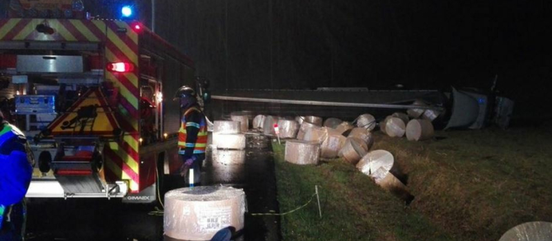 Accident de la route,un poids lourd se renverse 