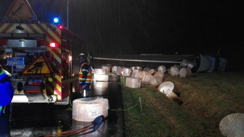 Accident de la route,un poids lourd se renverse 