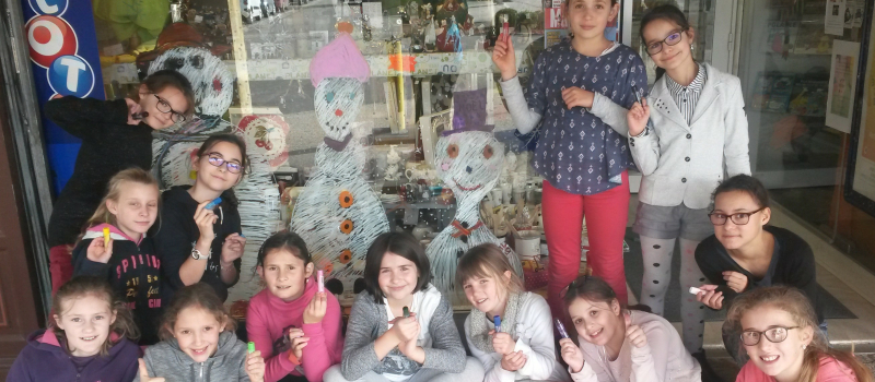 Les enfants de l'ALAE participent à la décoration des vitrines de Noël