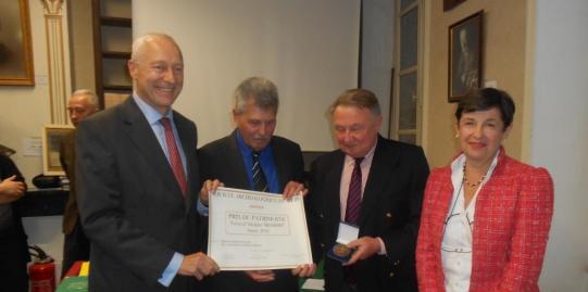Le préfet Pierre Ory et Georges Courtès remettent le prix du patrimoine à Guilhem de Certaines et son épouse. Photo : Lucienne Trille