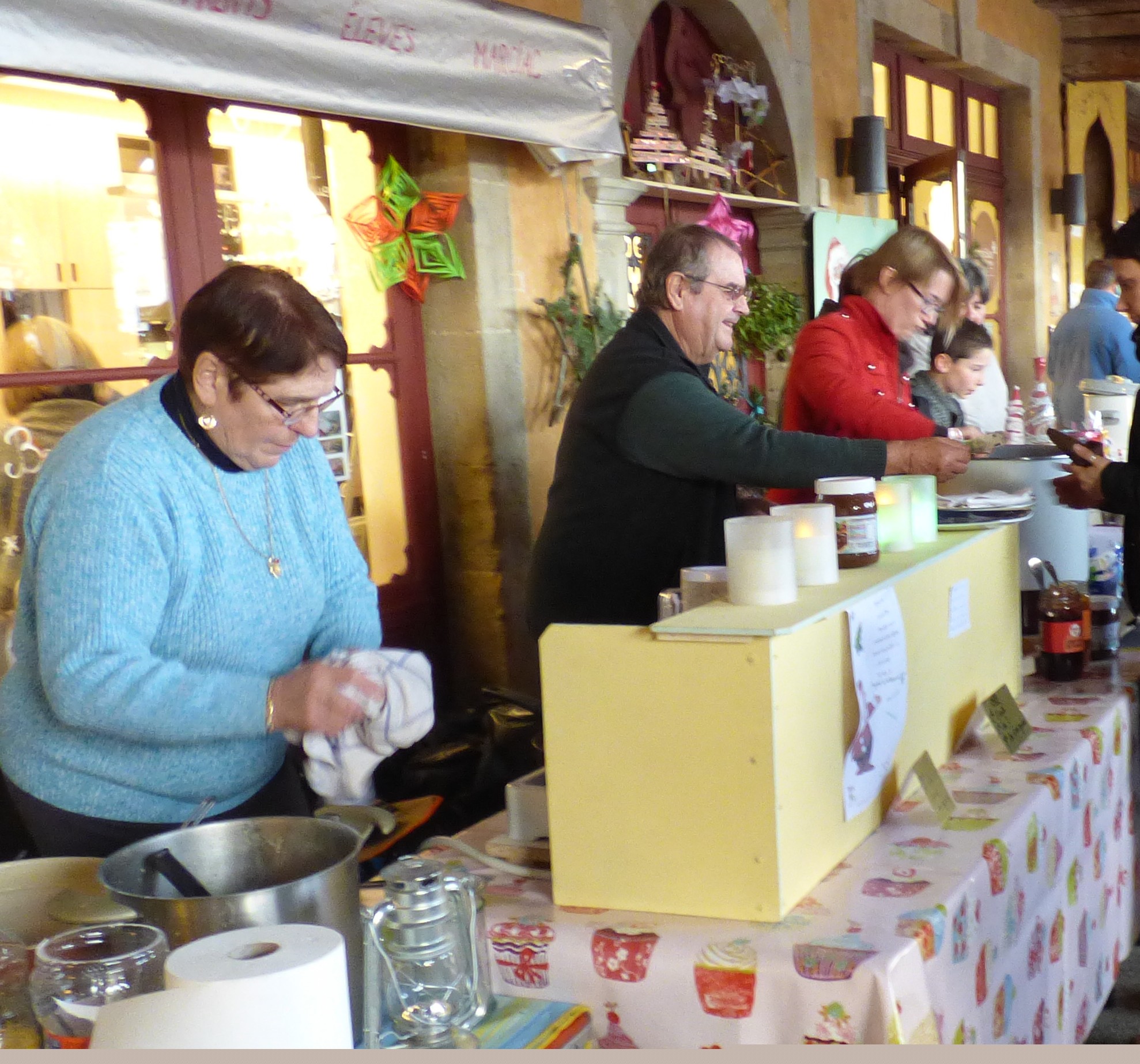 Paulette fait des crêpes au stand des parents d'élèves