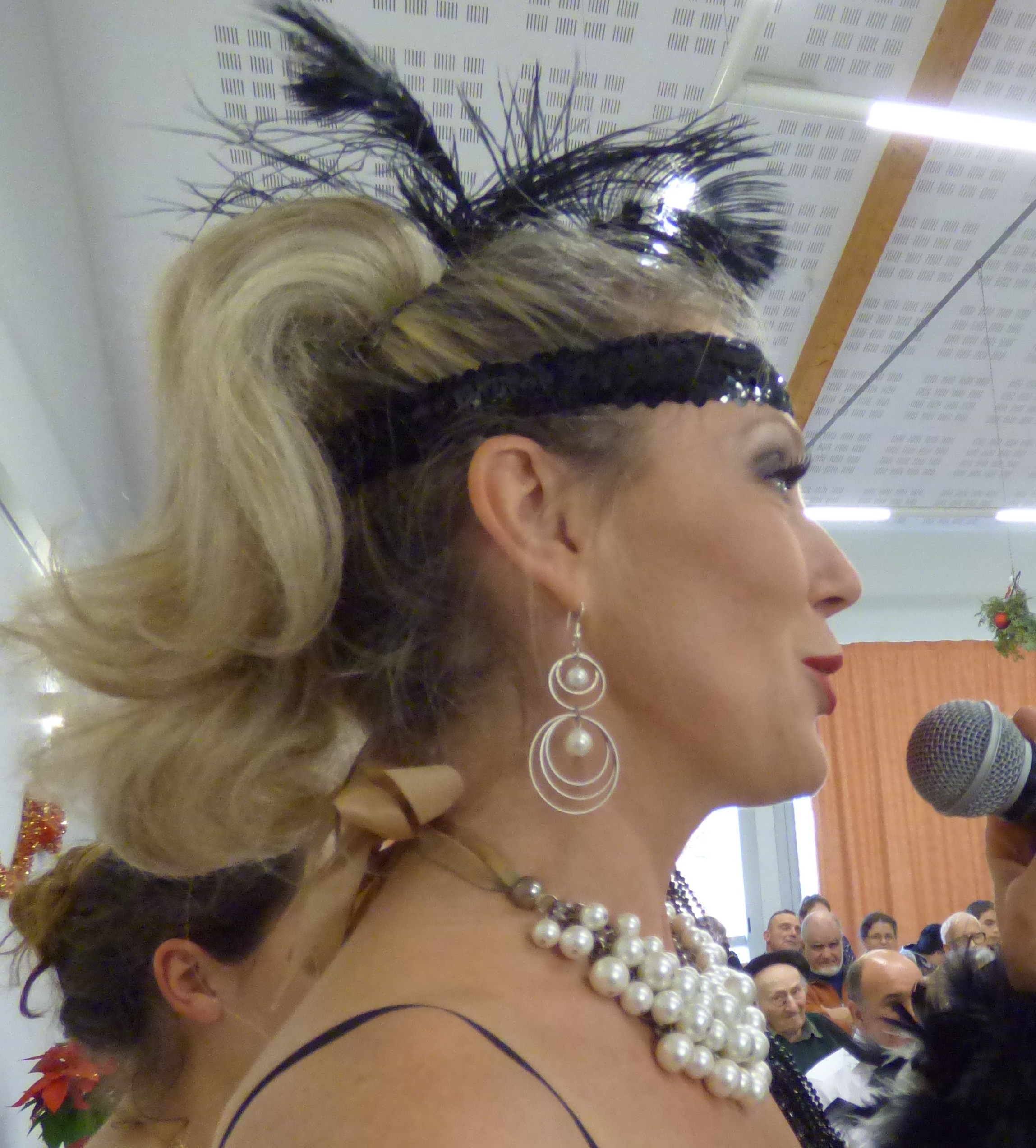 Laëtitia chante pour les résidents des Mille Soleils