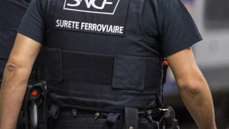 Des agents de sécurité armés, en uniforme ou en civil désormais présents dans les gares et les trains