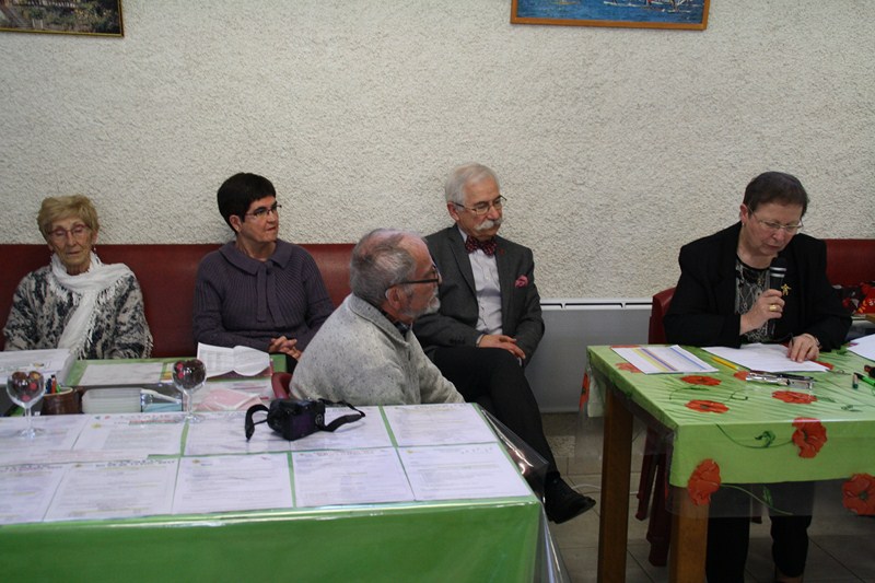 Le bureau de l'association et le maire.