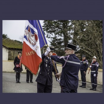 0 Remise du drapeau au lieutenant Hervé Gaüzère nouveau commandant du centre de secours 1bis 110217.jpg
