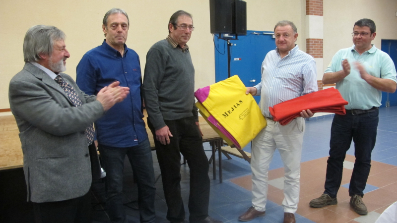 Castelnau-Rivière-Basse : Remise du trophée Val d'Adour à Jesus Méjias 