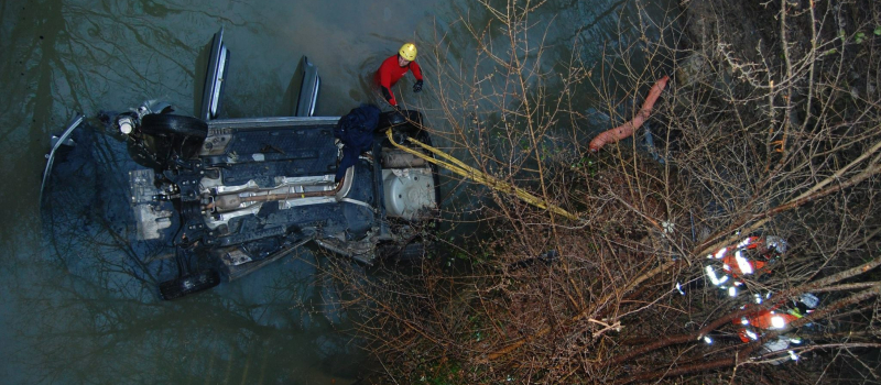 Une voiture termine sa course dans la rivière