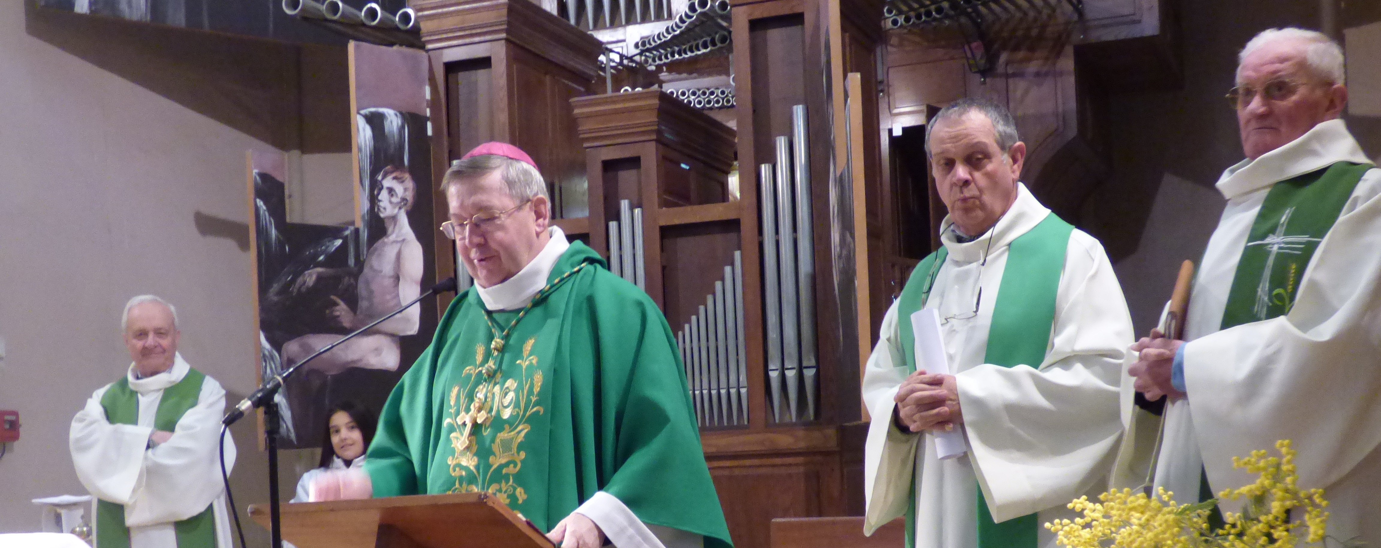 monseigneur Gardès avec les abbés Derrey Vigneau et Ader
