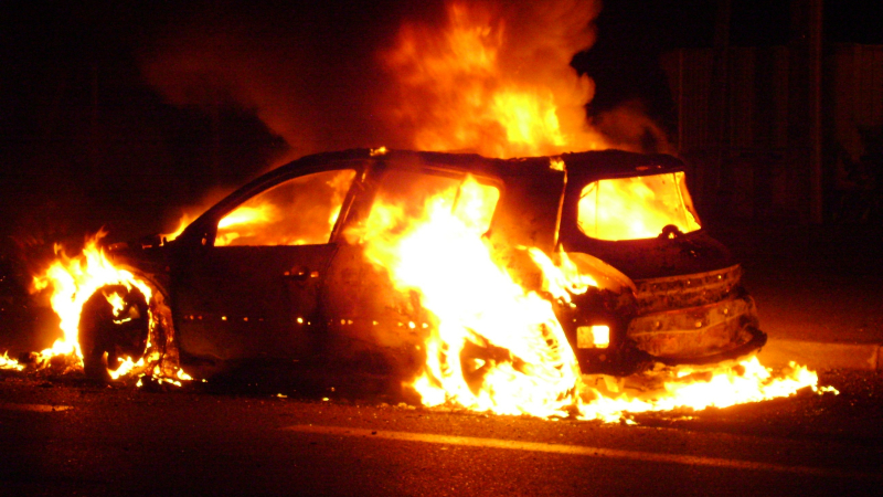 Faits divers : une voiture incendiée, deux accidents de voitures, une fausse alerte d'enlèvement, vol d'un camion