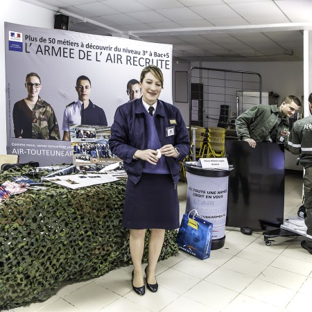 0 Un capitaine anime le stand de l'Armée de l'Air 1bis 250317.jpg