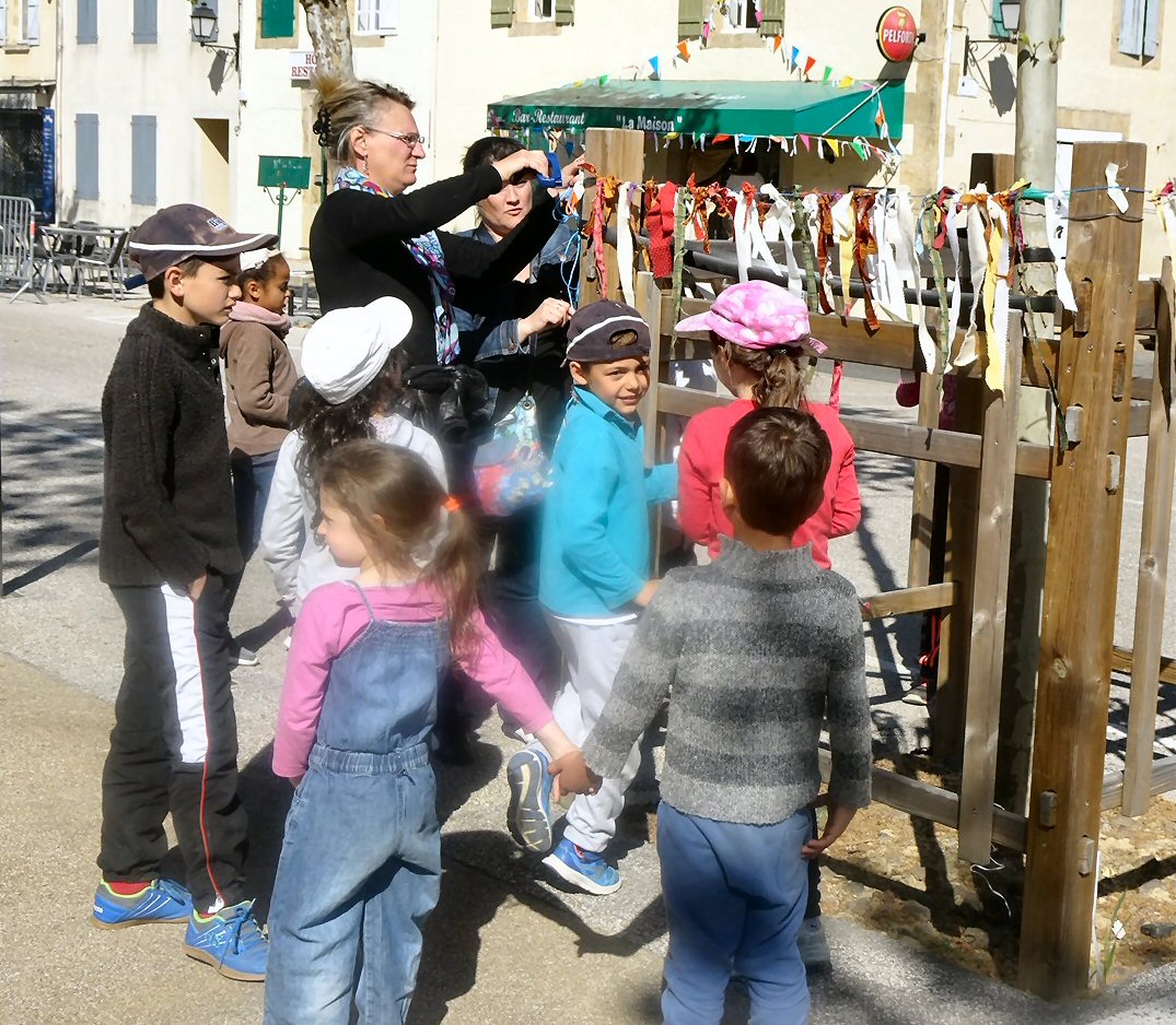 Les petits se sont chargés des guirlandes de rubans en tissu 