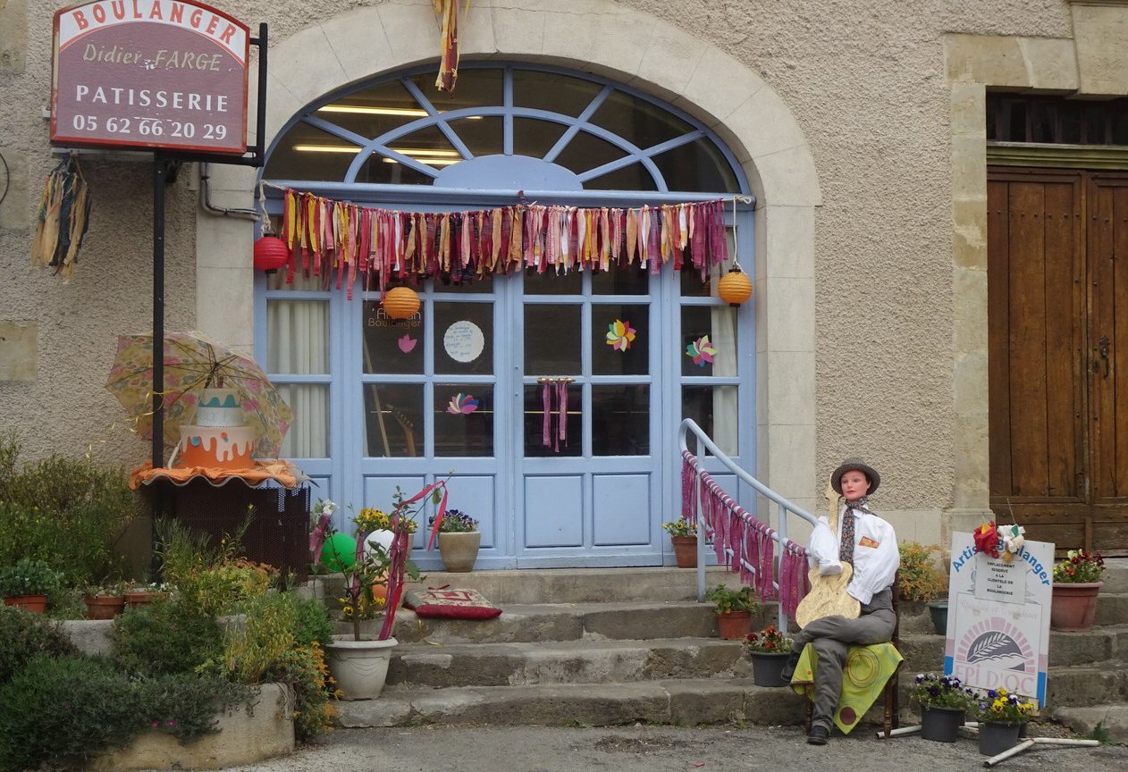 Le boulanger vient de réaliser le gâteau du 10ème anniversaire du festival; il peut se reposer.......