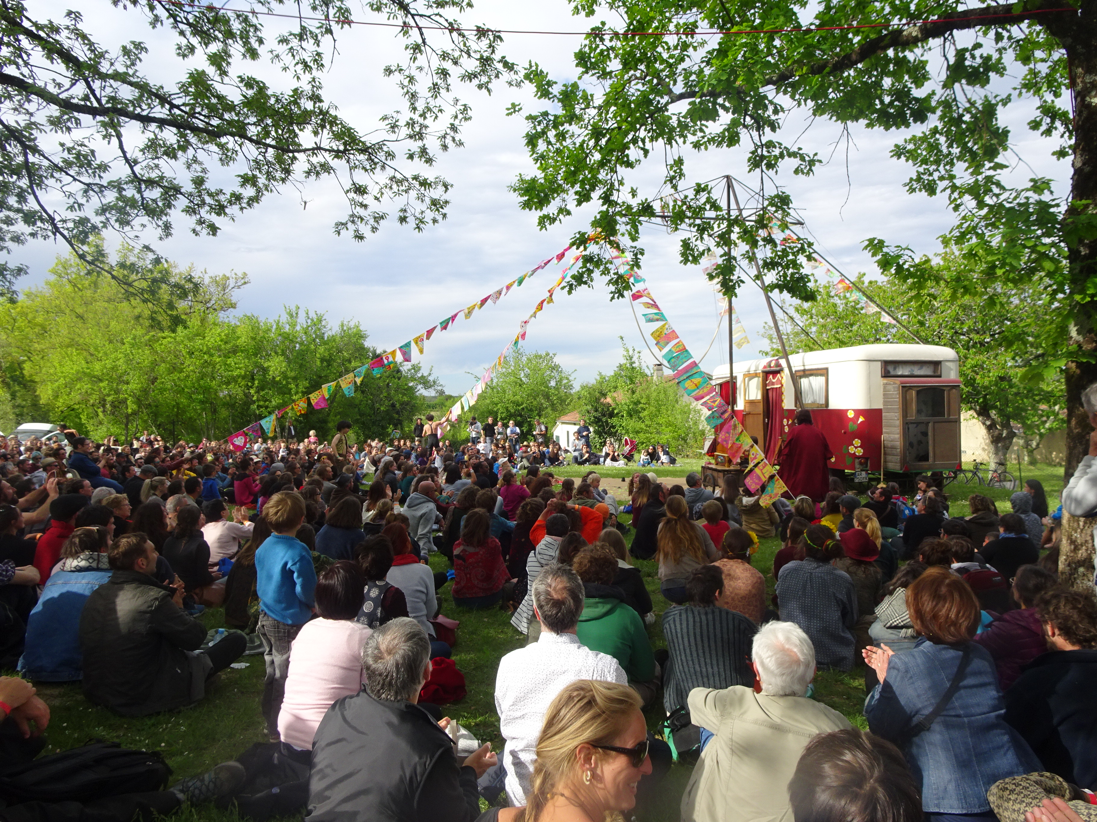 La foule pendant le spectacle de la Compagnie  la Cabriole 