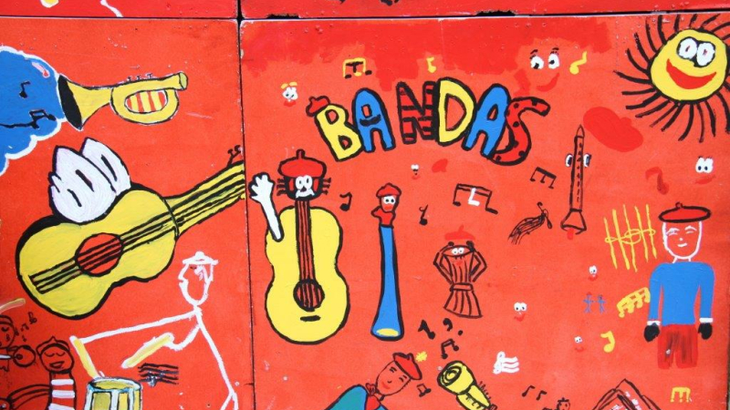Bandas : des vitrines aux décors musicaux