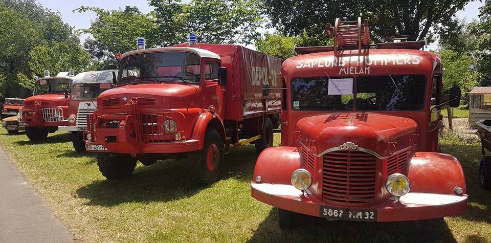 Véhicules de pompiers.