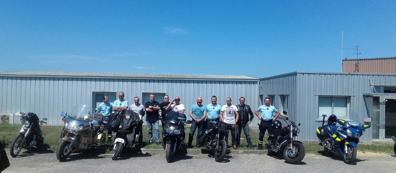 Motards et motards ensemble sur la route