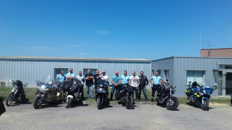 Motards et motards ensemble sur la route