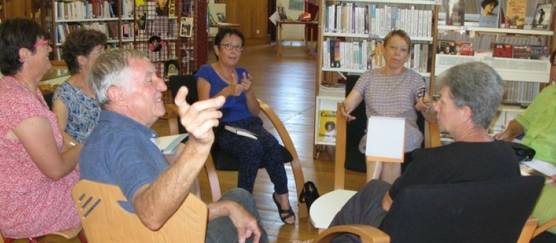 Discussion autour d'un livre à la médiathèque de Pavie