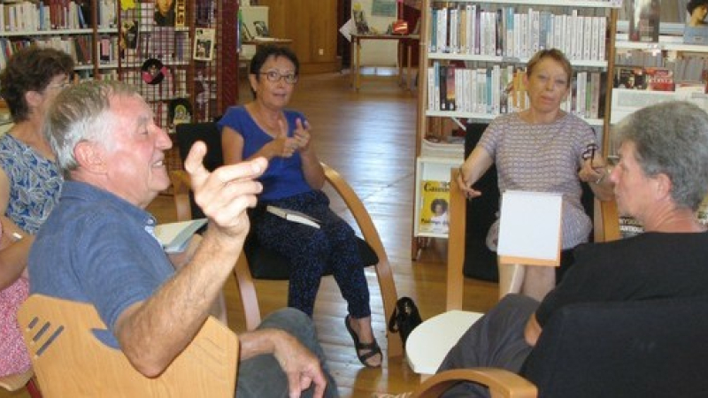 Discussion autour d'un livre à la médiathèque de Pavie
