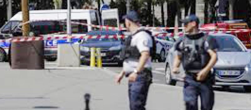 Paris Champ Elysées;  Un homme percute volontairement un véhicule de gendarmerie 