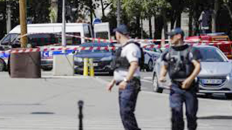Paris Champ Elysées;  Un homme percute volontairement un véhicule de gendarmerie 