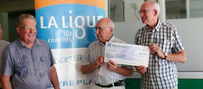 L’association AMOMA du Gers a remis un chèque de 5 000 euros à la Ligue contre le cancer