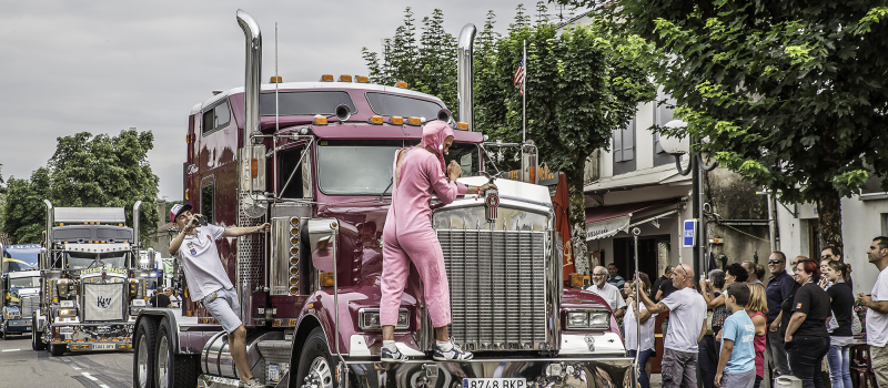 Nogaro – La parade des camions en ville
