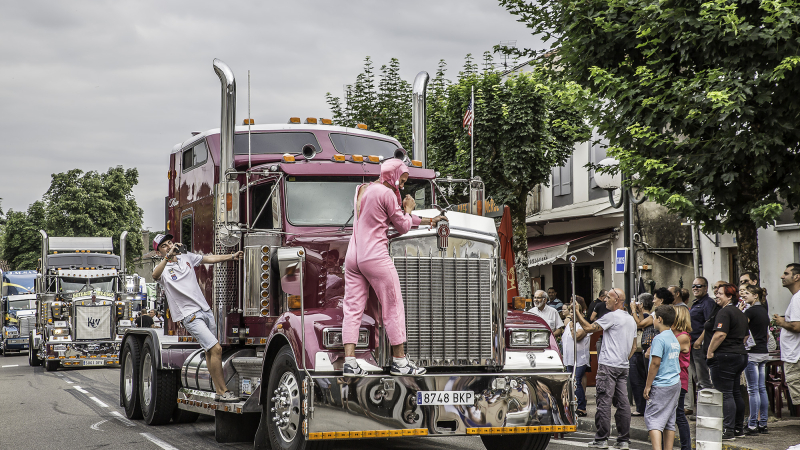 Nogaro – La parade des camions en ville