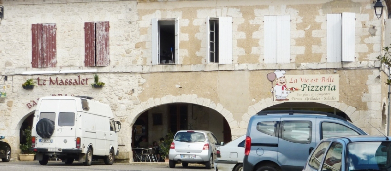 Ce ne sont pas moins de quatre restaurants qui attendent les gens du pays et les touristes au bourg de Valence sur Baïse