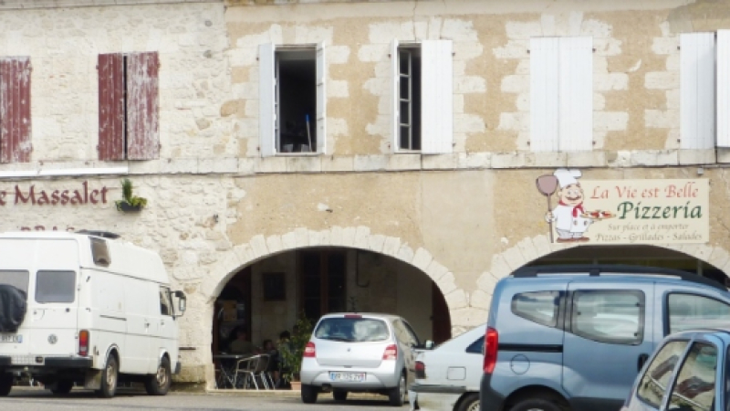 Ce ne sont pas moins de quatre restaurants qui attendent les gens du pays et les touristes au bourg de Valence sur Baïse