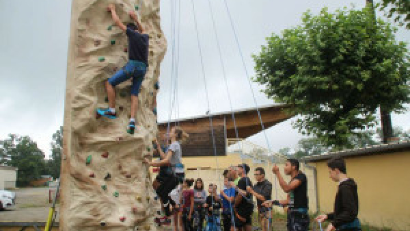 Cazaubon :  La CCGA offre une surprise aux ados et aux enfants