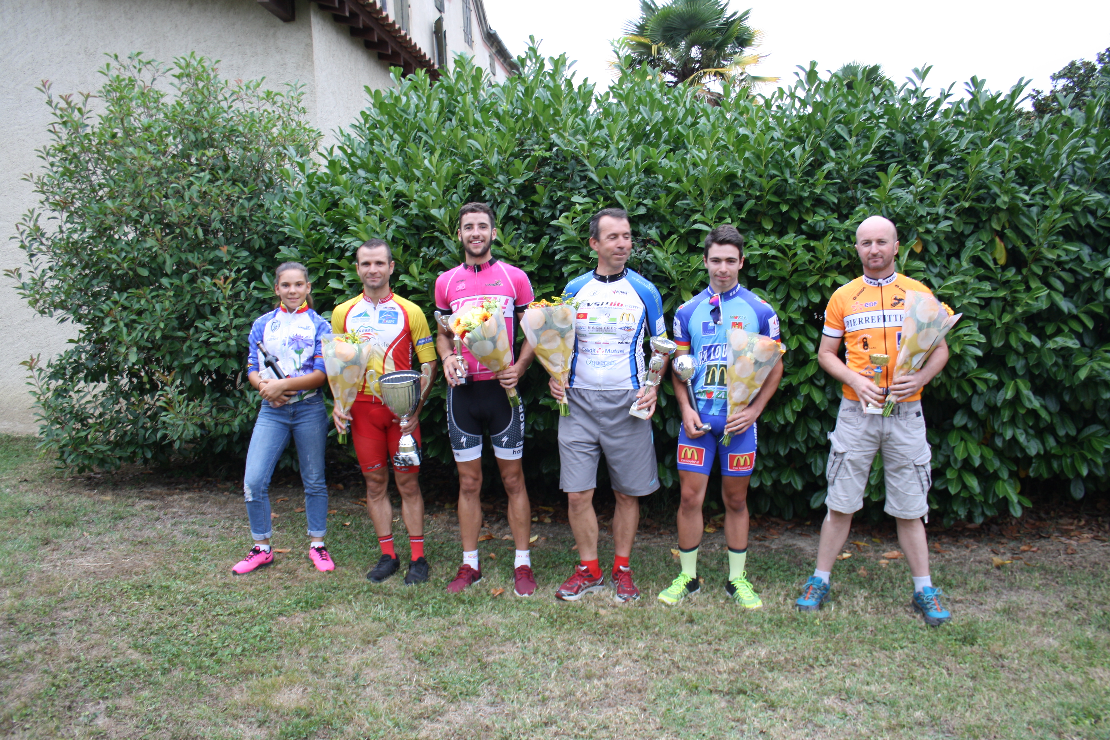 Les divers vainqueurs ont été rassemblés sur le podium final
Photo Lionel Lemaire