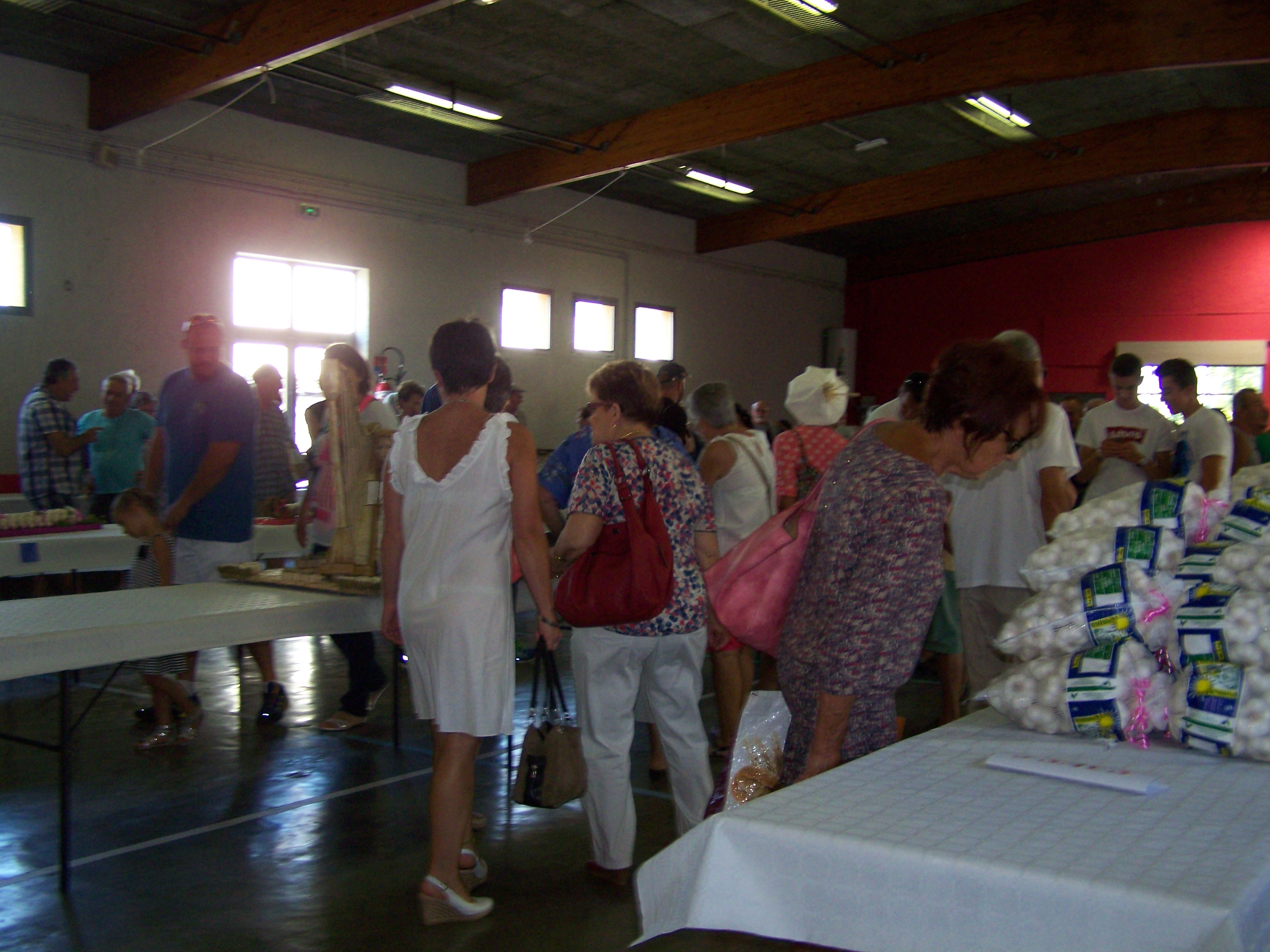 Quelques sacs d'ail blanc, présentés lors du concours