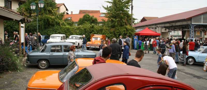 Rassemblement de véhicules anciens.