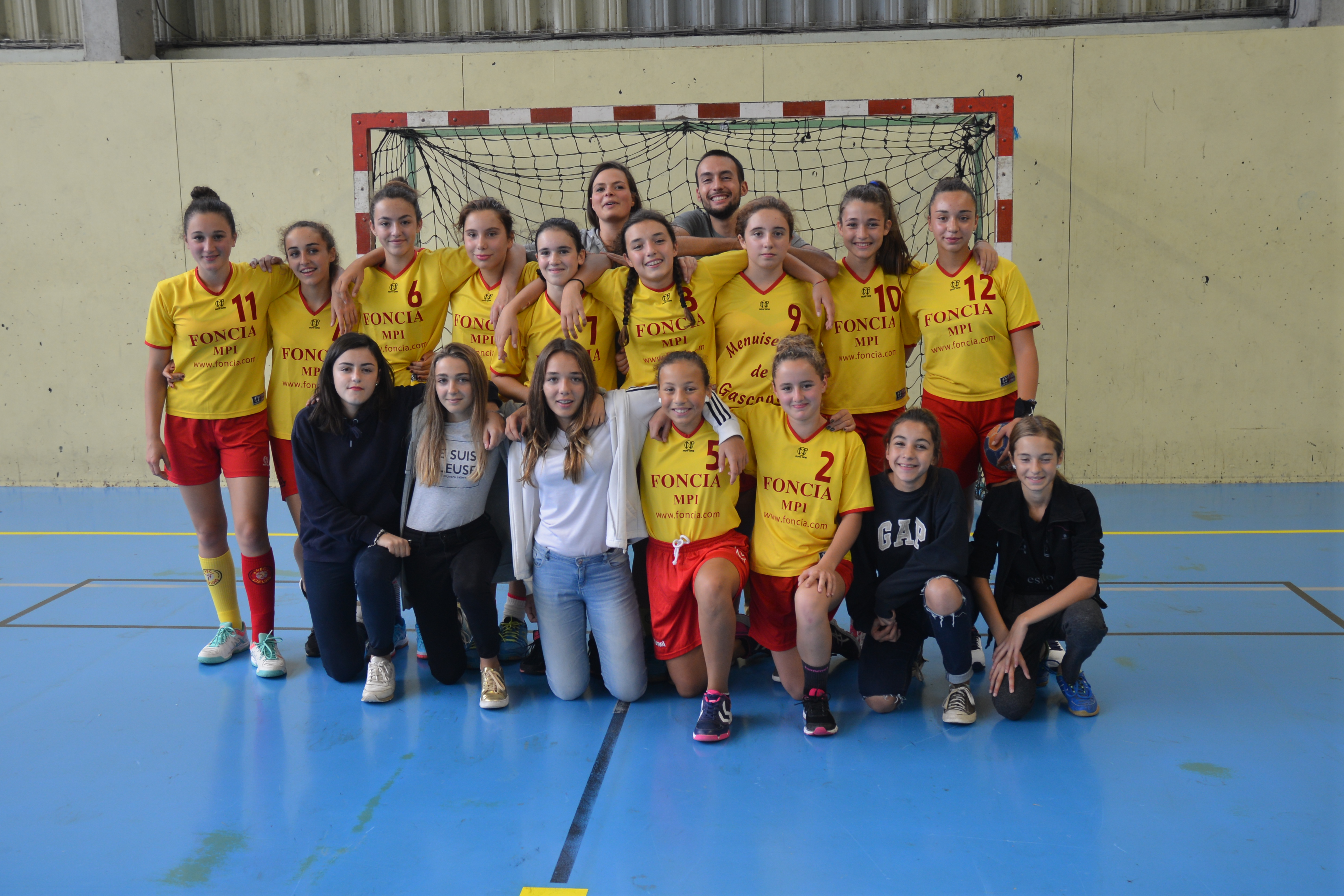 Photo: les -15 filles et leurs éducateurs