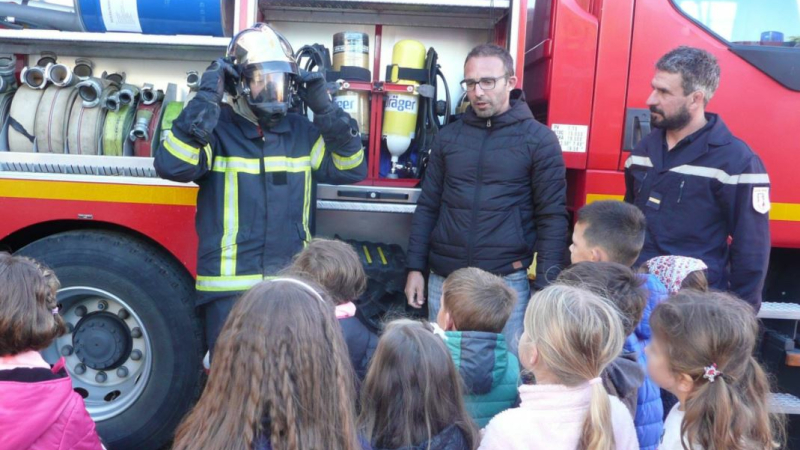 Les enfants découvrent le monde des sapeurs pompiers
