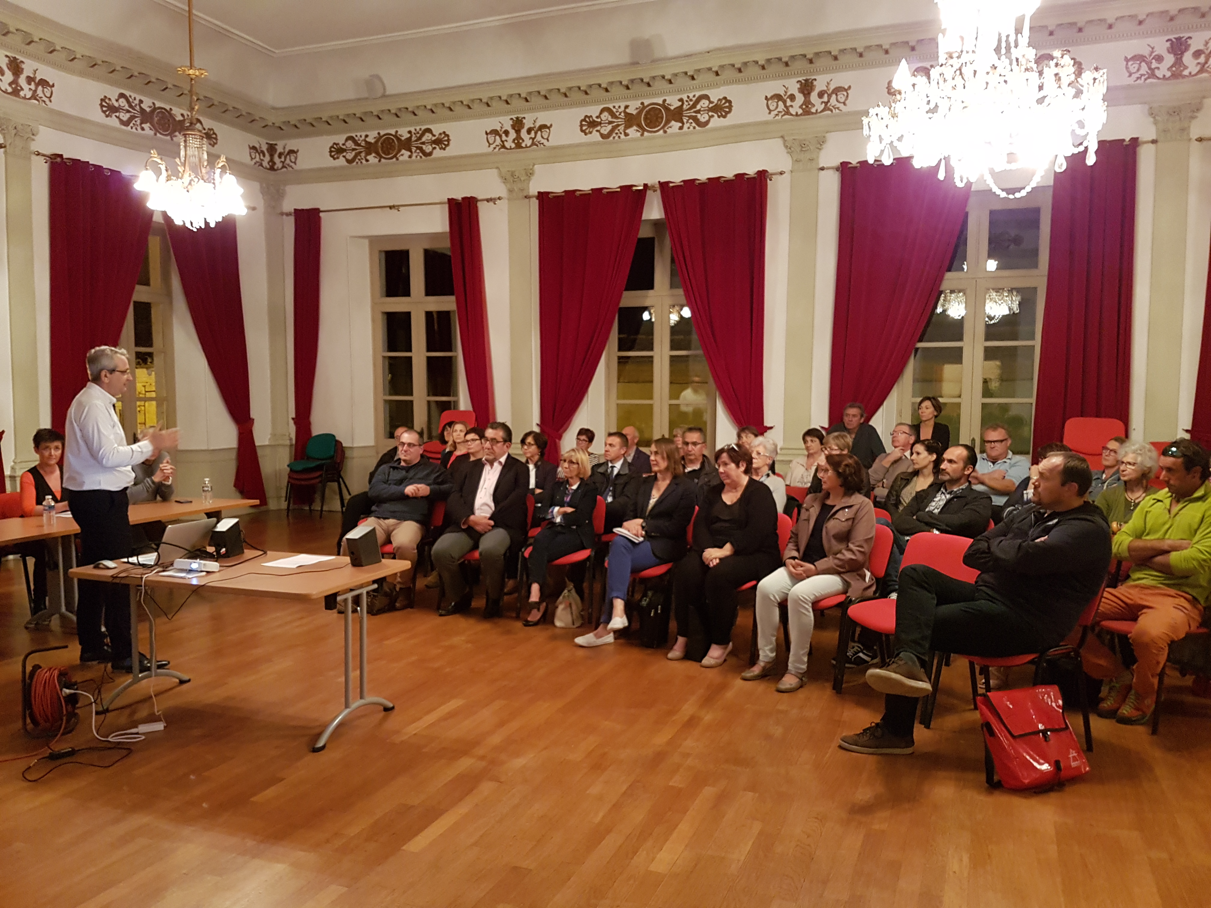 Denis Petrus ( Président de l'Office de Tourisme intercommunal de la Gascogne Toulousaine)  anime la discussion